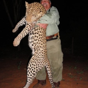 leopard-hunt-zimbabwe-14-lxzpkpzs9s4cdictxg1n5fz1vzv5m83p049o39cu4o-300x300  