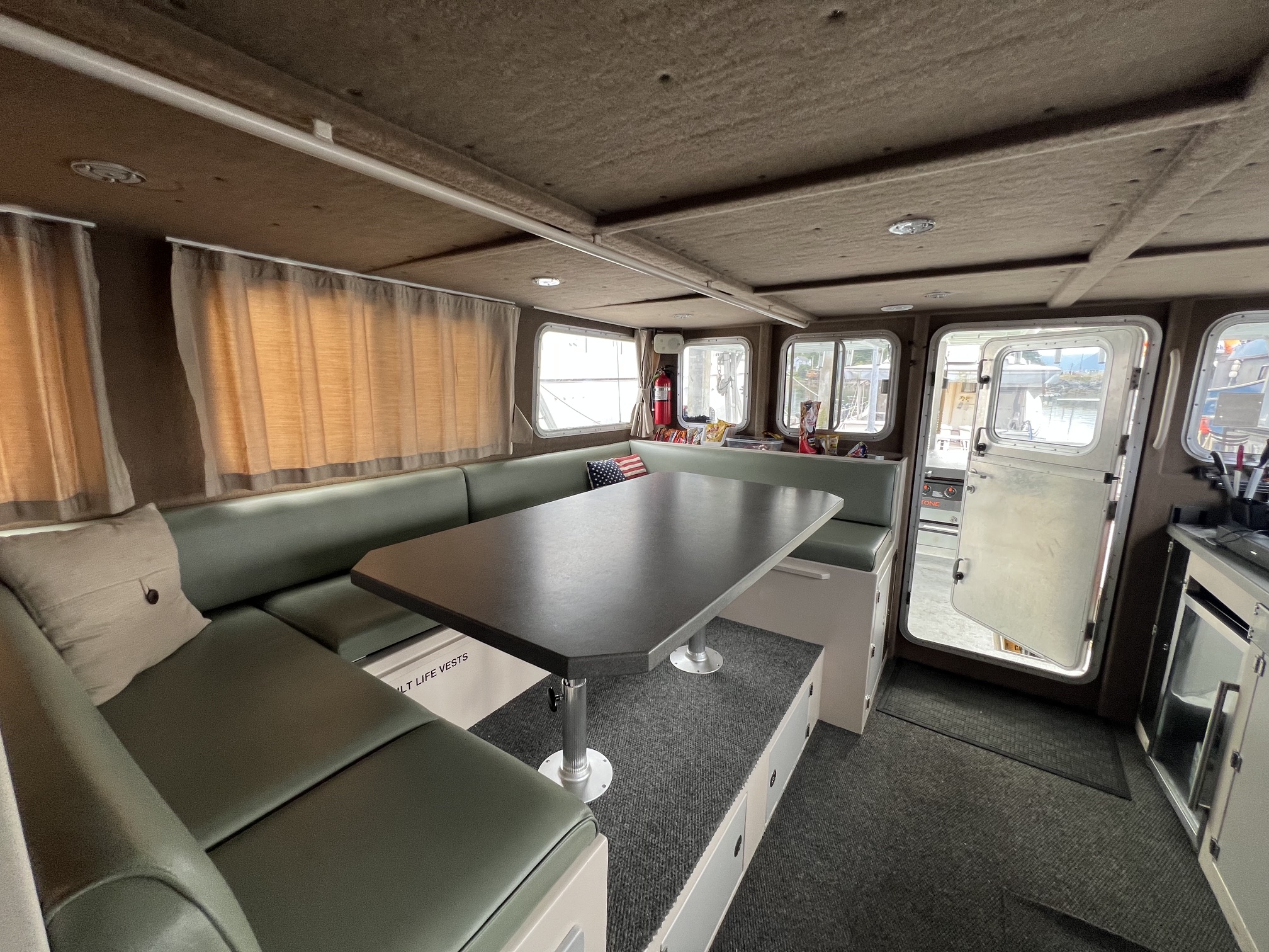 AK #181 Yacht dinning